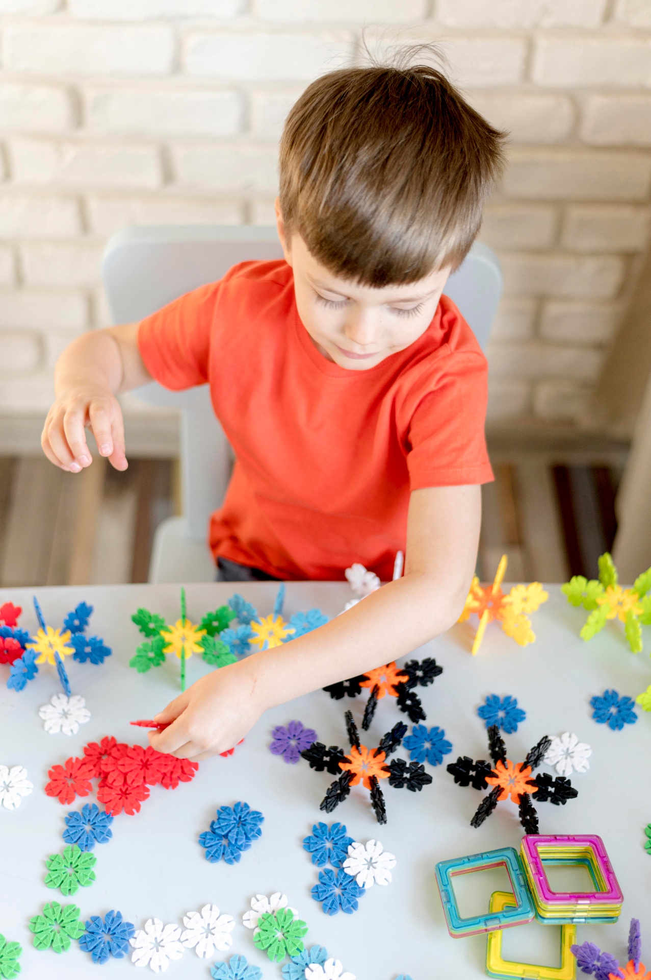 Criança brincando com peças coloridas
